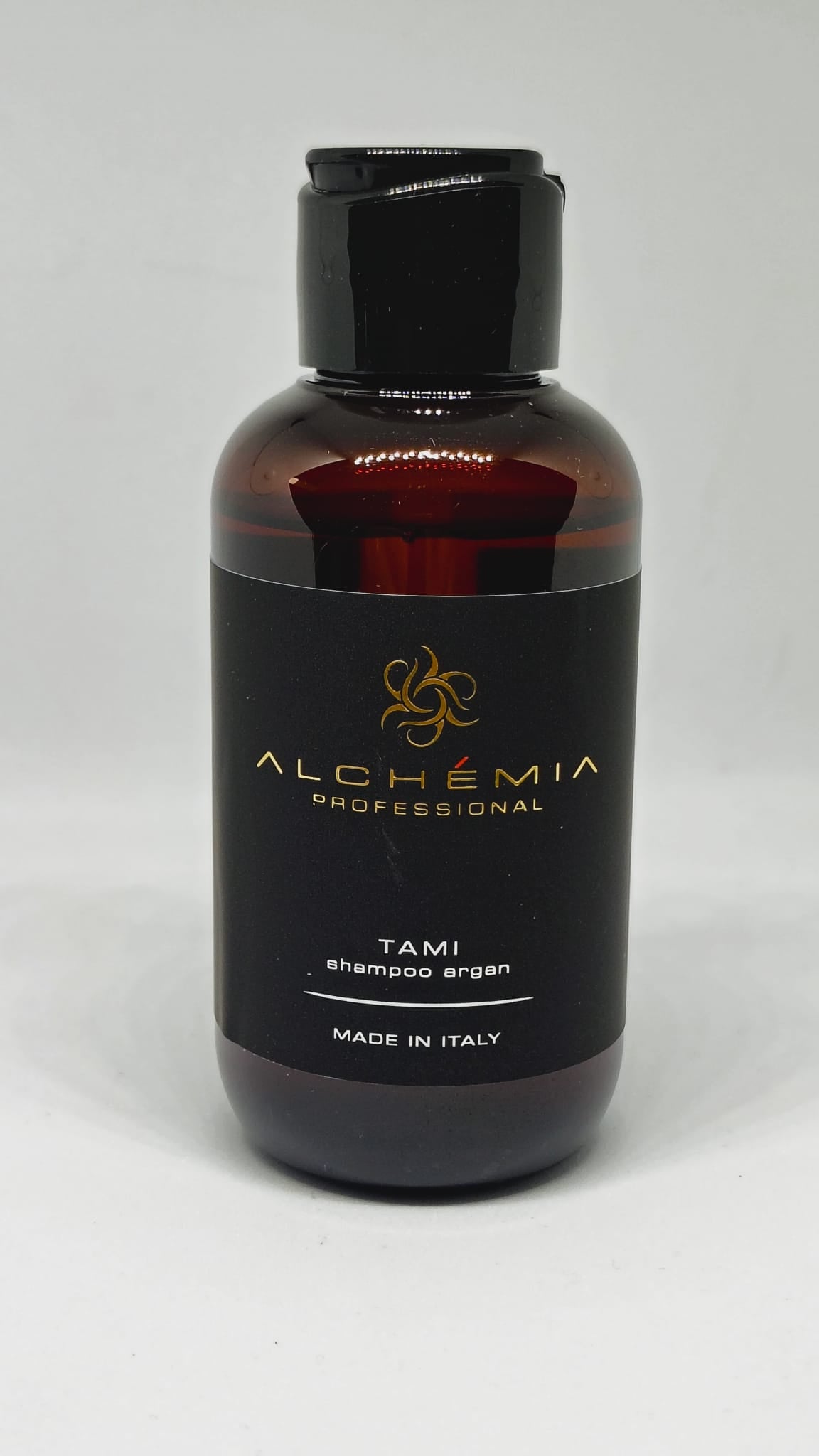 Shampoo Argan per capelli secchie e ribelli in flacone di design elegante, formulato per capelli secchi.