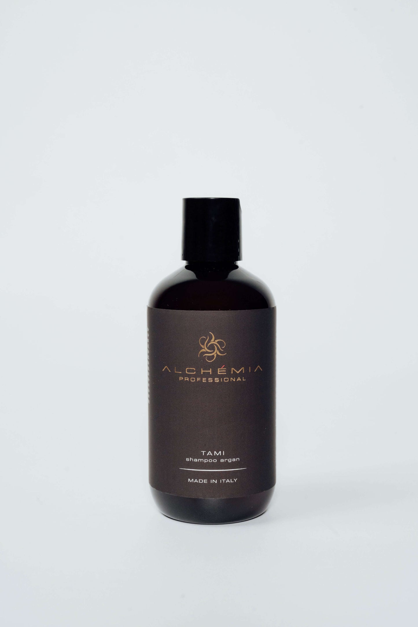 Shampoo Argan per capelli secchie e ribelli in flacone di design elegante, formulato per capelli secchi.